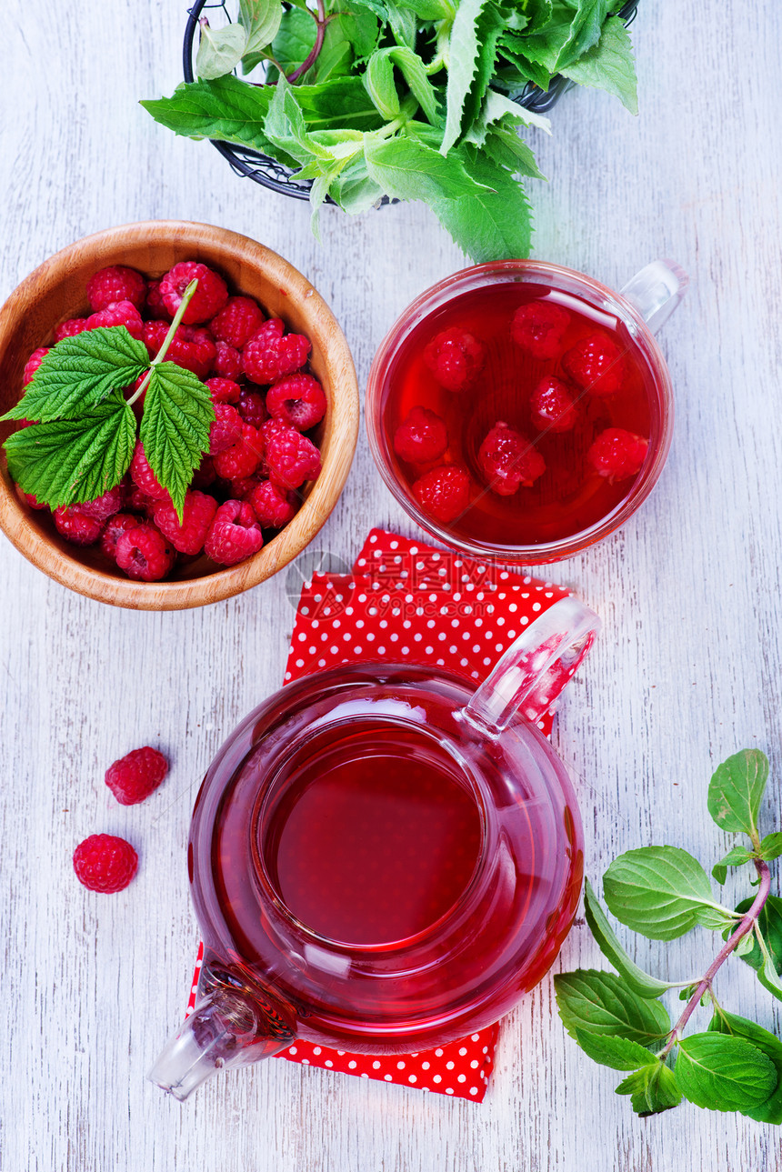 桌上的红莓茶和新鲜浆果图片