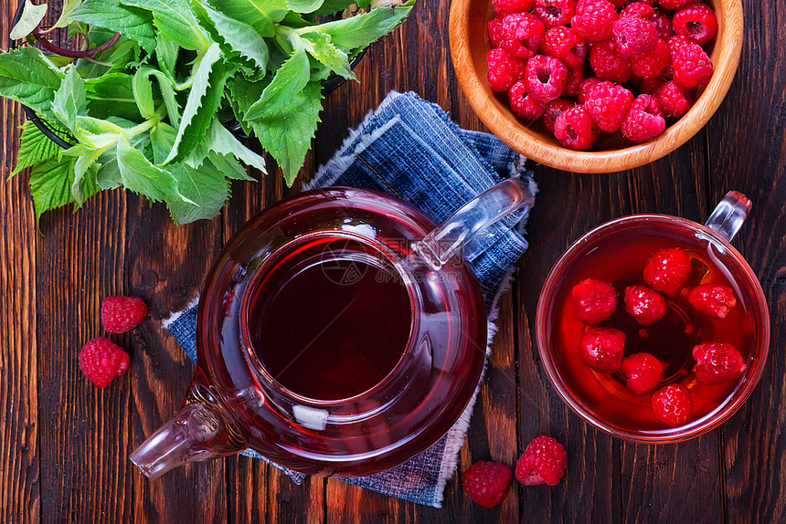 桌上的红莓茶和新鲜浆果图片