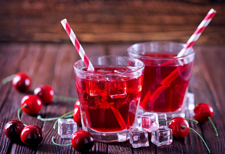 樱桃酒在玻璃杯中圣诞节喝在玻璃杯中图片