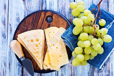 俯视图切板上的青葡萄和奶酪图片