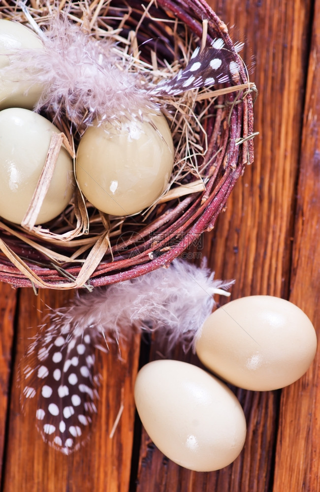 鸡蛋和在木制桌上筑巢图片