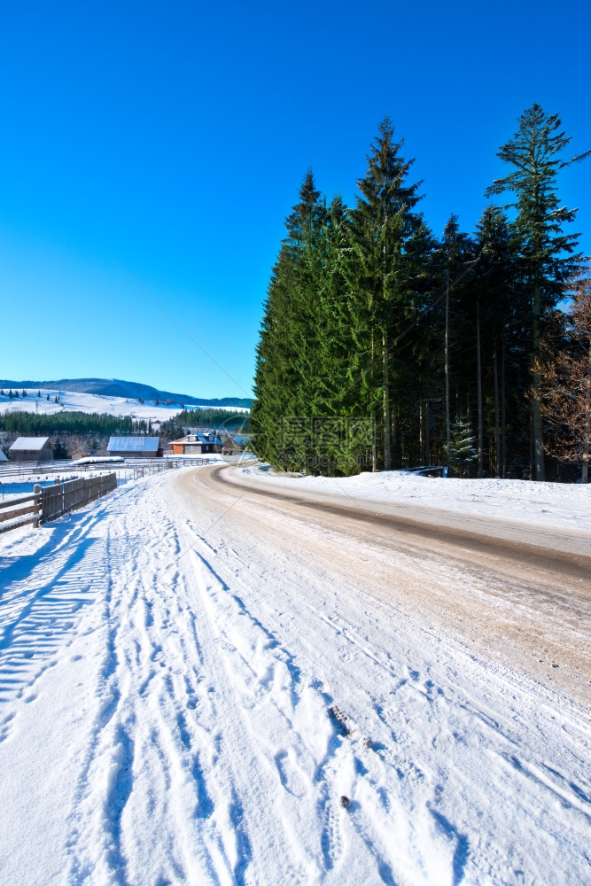 山中的雪乌黑冬季山图片