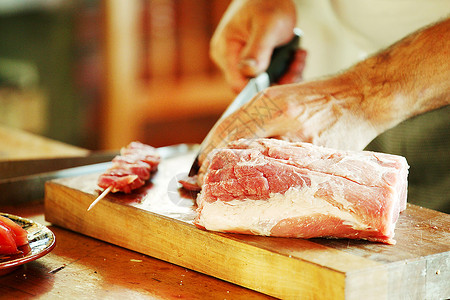 正在切割的生牛肉准备做烤串背景图片