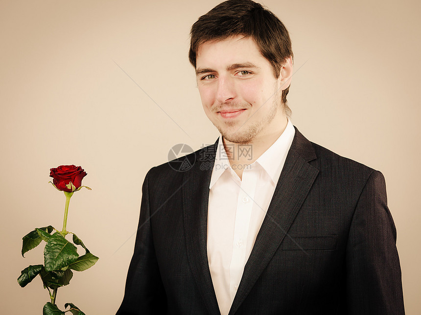 有玫瑰的帅哥漂亮红花的帅哥图片