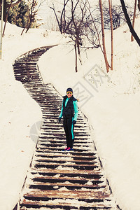 在路上的年轻女孩在冬天与自然保持联系健康自然时尚概念图片