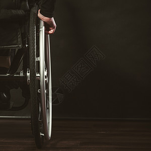部分用手臂轮椅残疾心理应对概念图片
