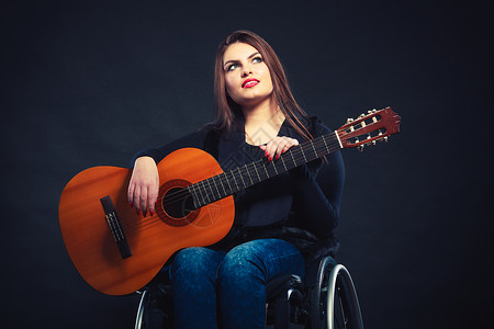 音乐障碍残疾概念手持吉他的女孩玩音乐美丽女士享受激情图片