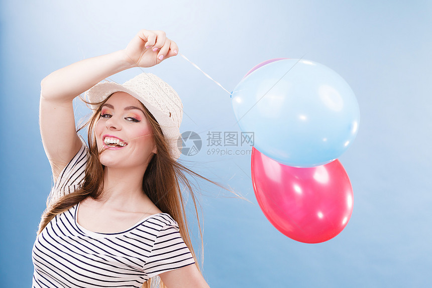 玩彩色气球的女快乐孩夏季庆祝活动和生方式概念工作室拍摄蓝背景图片