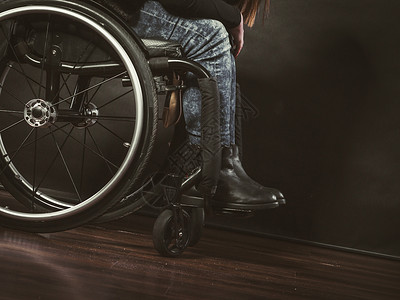 残疾人的腿病残瘫痪健康概念残疾人的腿轮椅上女被挤压图片