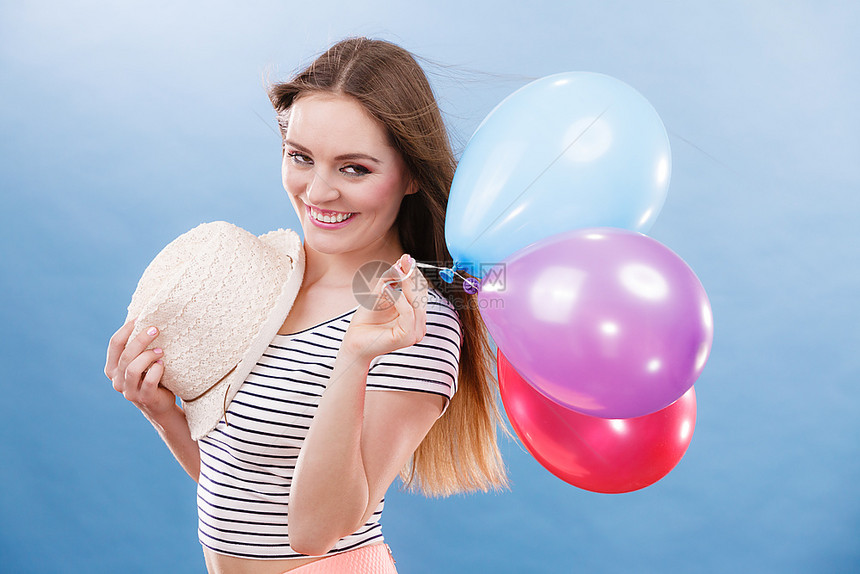 玩彩色气球的女快乐孩夏季庆祝活动和生方式概念工作室拍摄蓝背景图片