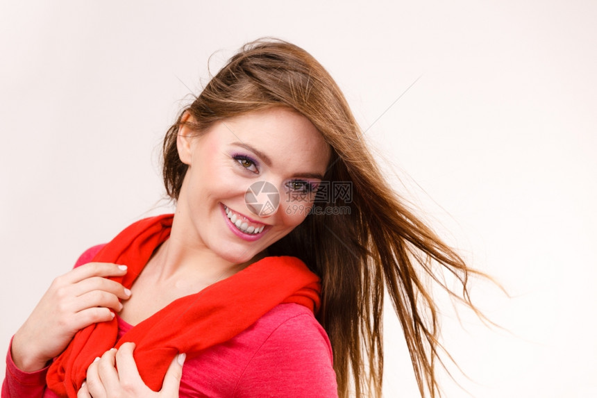 时装女穿着红色衣服在工作室装扮长的健康直发风图片