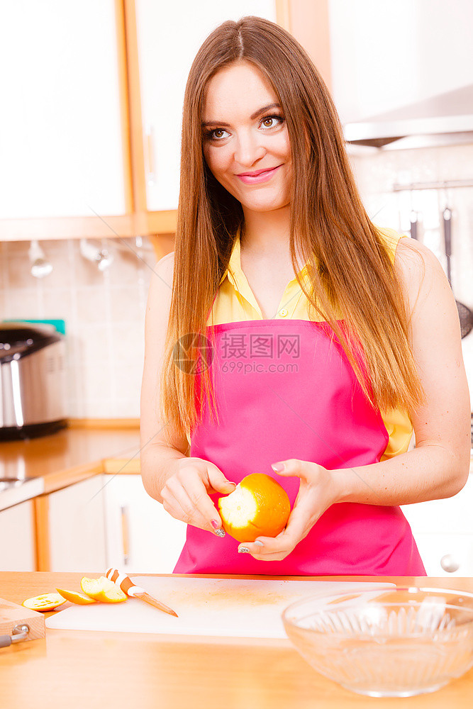 家中厨房的年轻女家庭主妇为沙拉或多汁而剥橘子水果健康饮食烹饪生品饮和人的概念图片