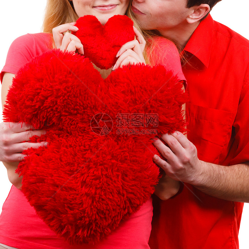 情侣持有红色心型枕头爱的象征情侣男友和他的女朋持有红色心型枕头浪漫的男女调情人节的幸福概念图片