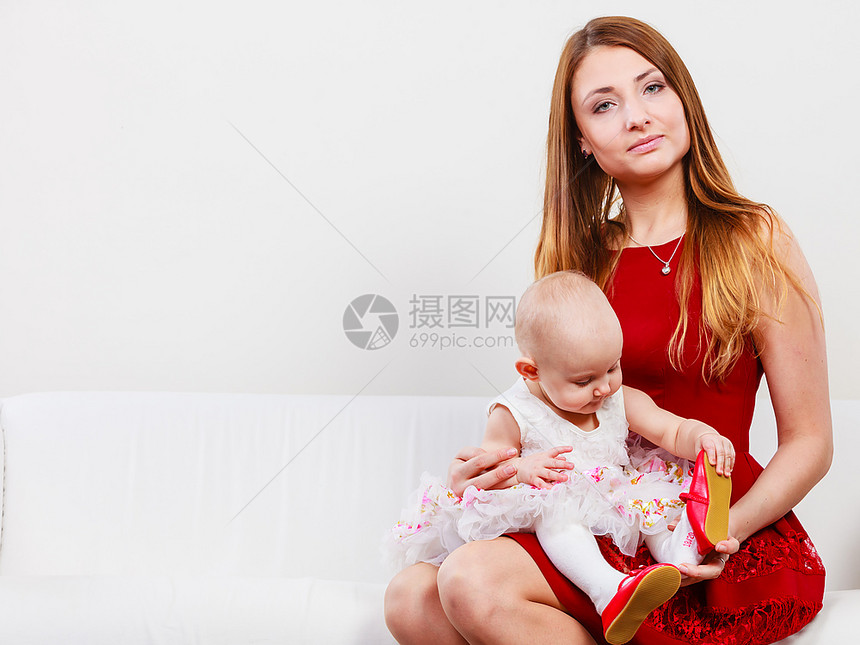 年轻优雅的母亲穿着芭蕾舞公主礼服的女婴双膝为人父母图片