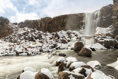 冰岛平韦利尔河谷公园冬季瀑布高清图片