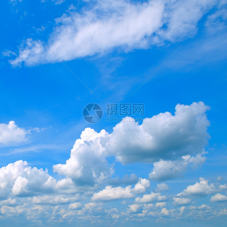 美丽的蓝天空有云密闭的彩图片