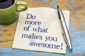 做更多让你厉害的事动机笔迹在餐巾纸上和一杯咖啡图片