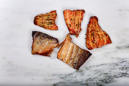 自然大理石柜台上新烟红色鲑鱼片的顶端视线图片
