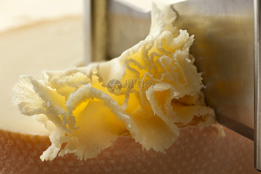 在紧贴的卷轴上切除乳酪的酸奶油图片