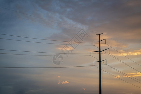 电线在日落天空时的光影阴图片