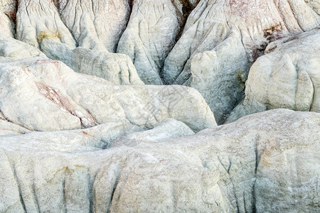 科罗拉多州斯普林附近卡尔汉的油漆矿解释公园的陶土侵蚀地质构造图片