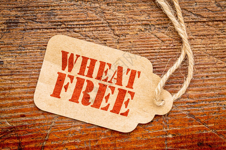 免费小麦无标志与生锈的红油漆谷仓木相比的纸价标签免费谷类健康饮食概念图片