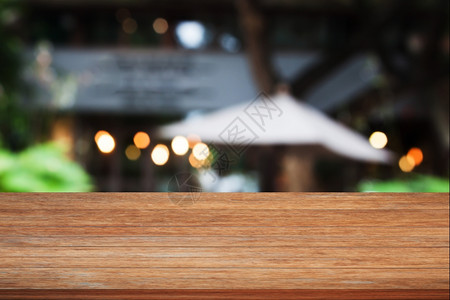 棕色木桌顶端咖啡馆模糊的抽象背景图片