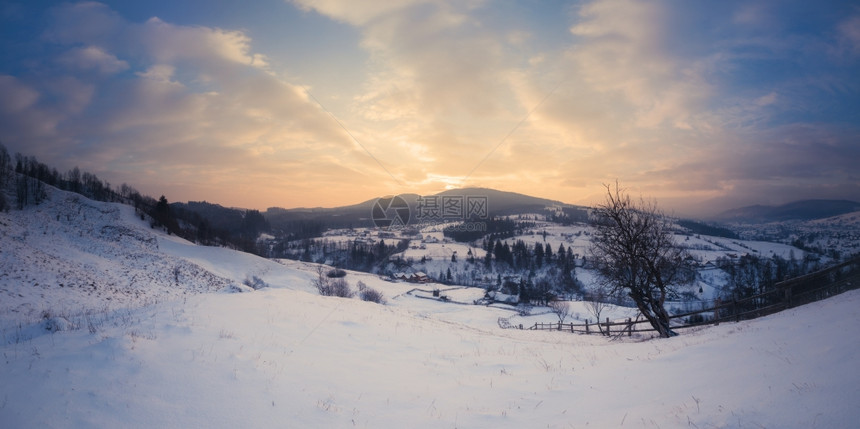 冬山日出全景图片