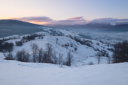 日出时冬山图片