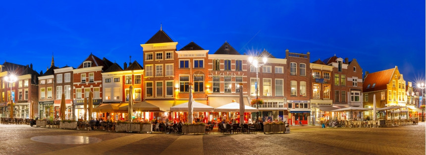 全景Markt广场荷兰Delft荷兰晚上在老城中心的荷兰典型房屋图片