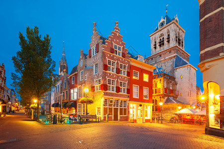 荷兰德尔夫特新教堂夜运河典型的荷兰住宅市政厅和哥特克新教NieuweKerk背景图片