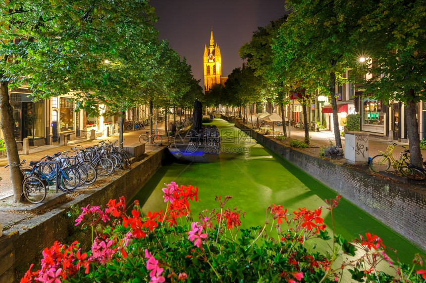 OudeDelft运河和Gothic新教OudeKerk教堂倾斜塔晚上荷兰Delft图片