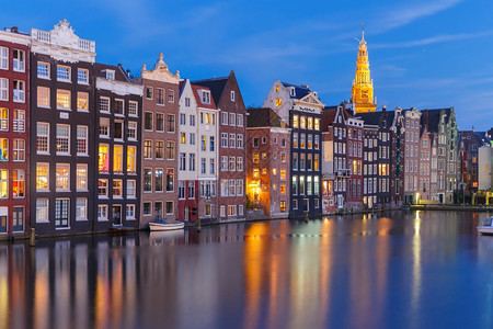 荷兰阿姆斯特丹运河与典型房屋和OudeKerk教堂的典型运河图片