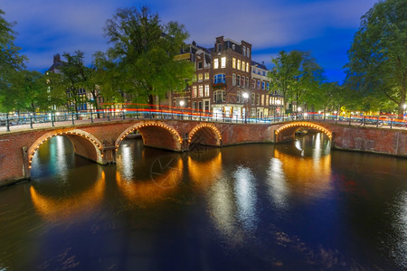荷兰阿姆斯特丹运河桥梁和典型房屋船只和自行车图片