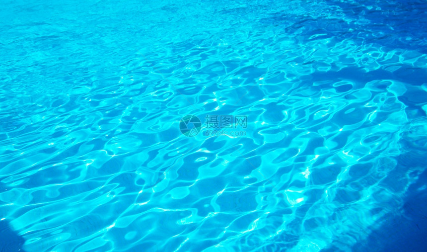 蓝池水有太阳反射图片