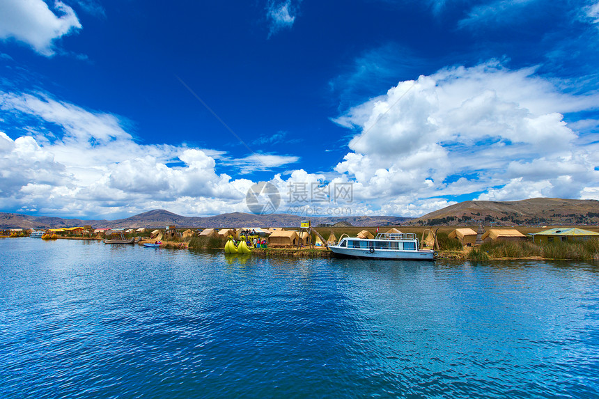 秘鲁Puno附近Titicaca湖上的Totora船图片