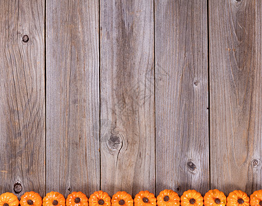 俯视下边界的季节秋天南瓜装饰品在生锈木板上图片