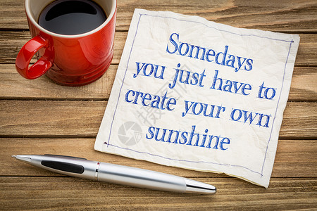 每天你只要自己创造阳光手写在餐巾纸上一杯咖啡背景图片