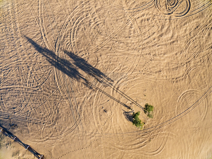 北沙丘的脚印足迹和阴影仅位于科罗拉多州可合法乘坐沙丘空中观察图片