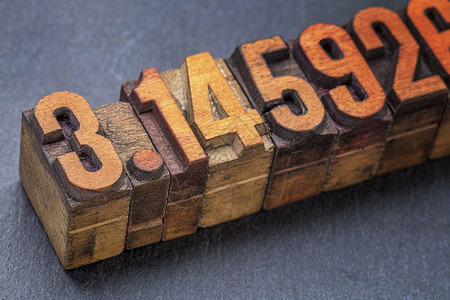 pi编号的数值表示相对于石块的老式纸质印刷木材类型图片