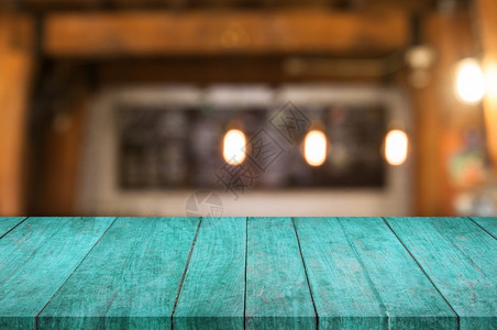 蓝木桌顶上咖啡店面的蓝木桌模糊抽象背景图片
