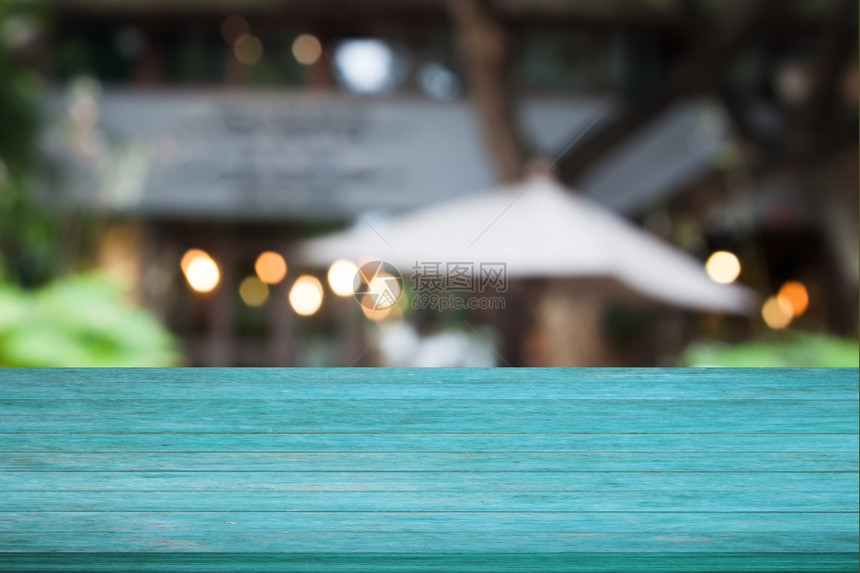 蓝色木桌顶部咖啡馆模糊的抽象背景图片