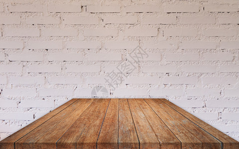 在咖啡厅装饰砖墙的透视木制桌顶上在咖啡厅装饰砖墙图片