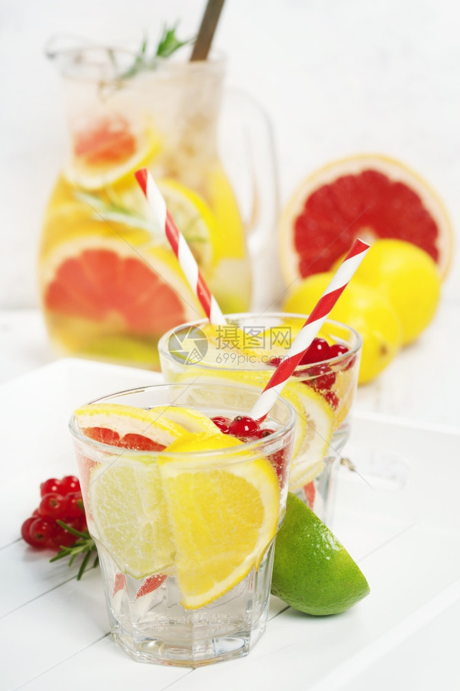 以柠檬橙子葡萄果莓和迷迭香为夏季自制鸡尾酒补充新鲜品图片
