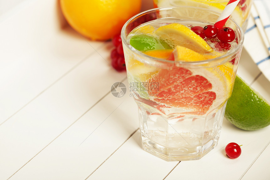 以柠檬橙子葡萄果莓和迷迭香为夏季自制鸡尾酒补充新鲜品图片