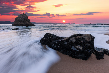日出时大西洋海岩石岸线图片