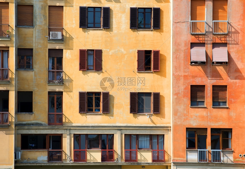 阳光明媚时佛罗伦萨的旧有彩色房子图片