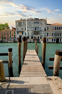 威尼斯大运河上的小型木制码头图片