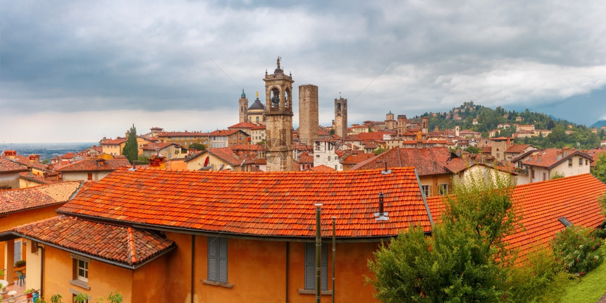意大利伦巴迪Bergamo中世纪上城Cittaalta镇与塔楼和教堂一道全天空中巡视图片