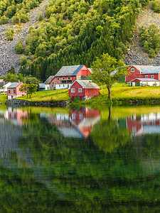 挪威住宅在山中南斯堪的纳维亚欧洲美丽的海岸线峡湾风景图片